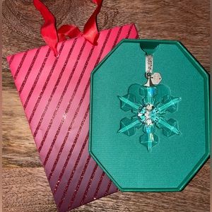 2022 Swarovski Crystals Snowflake ornament ❄️🎄